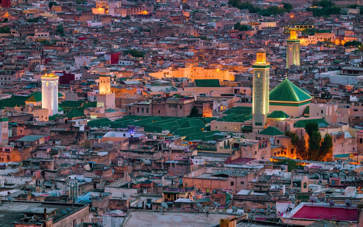 Tanger, Chefchaouen en de Koninklijke Steden per Trein en Bus