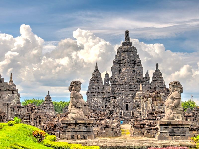 Slingerapen, fietstaxi’s en tempelwachters – door Sumatra, Java en Bali