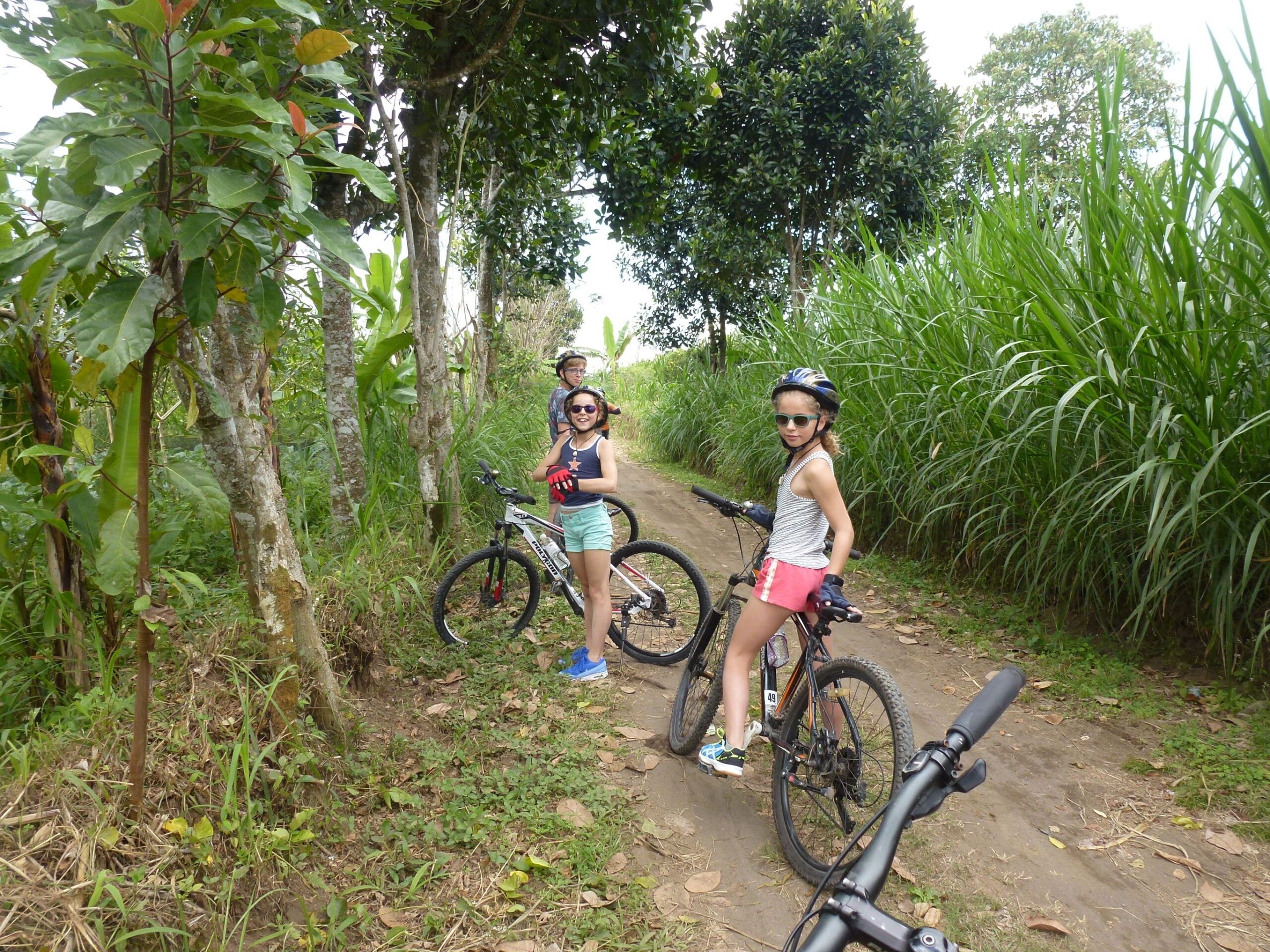 Tieners op Bali & Flores