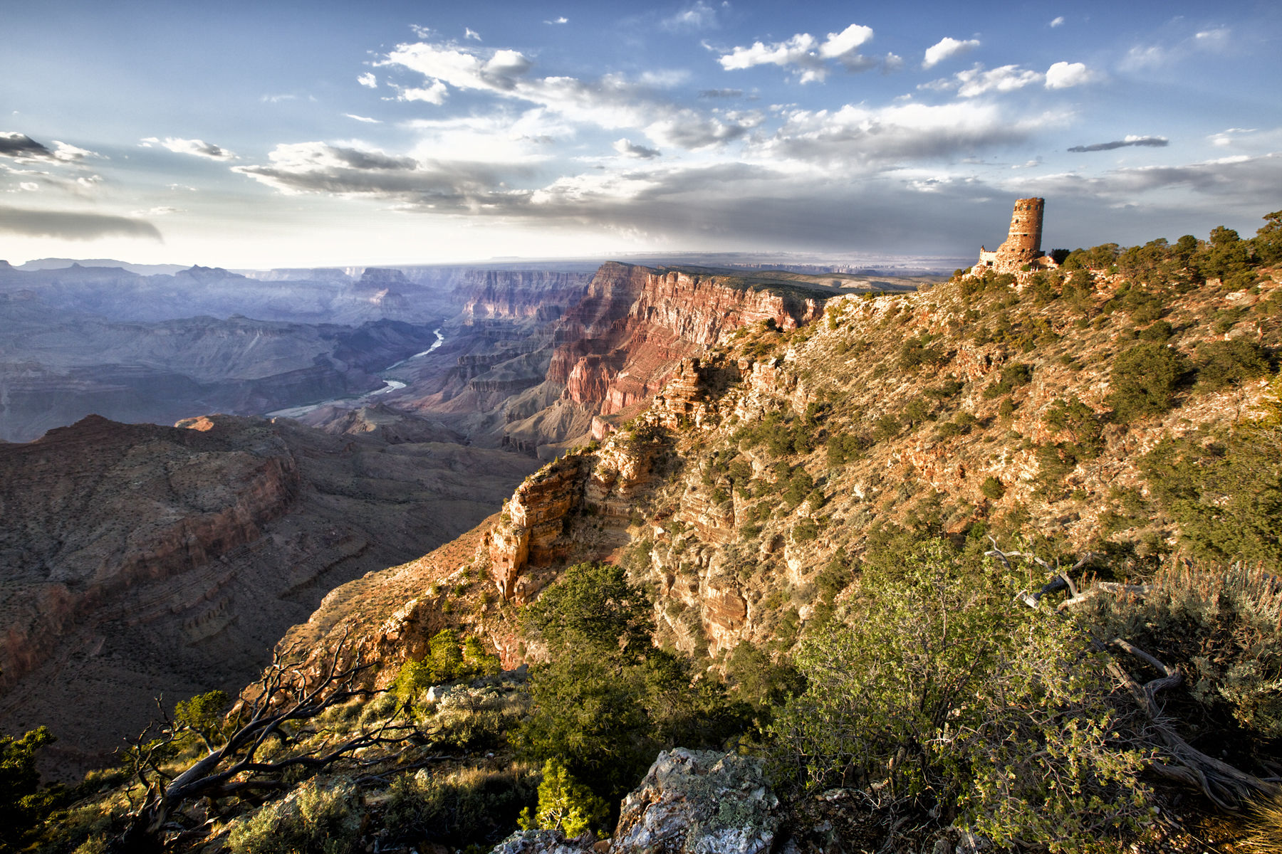 Rode rotsen en ruige kusten
