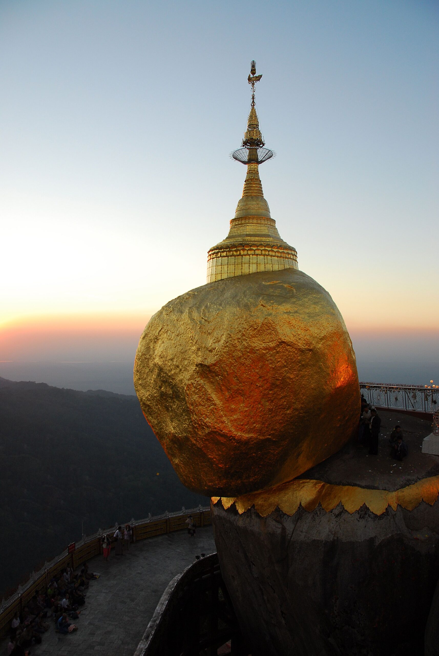 Heel Myanmar overland