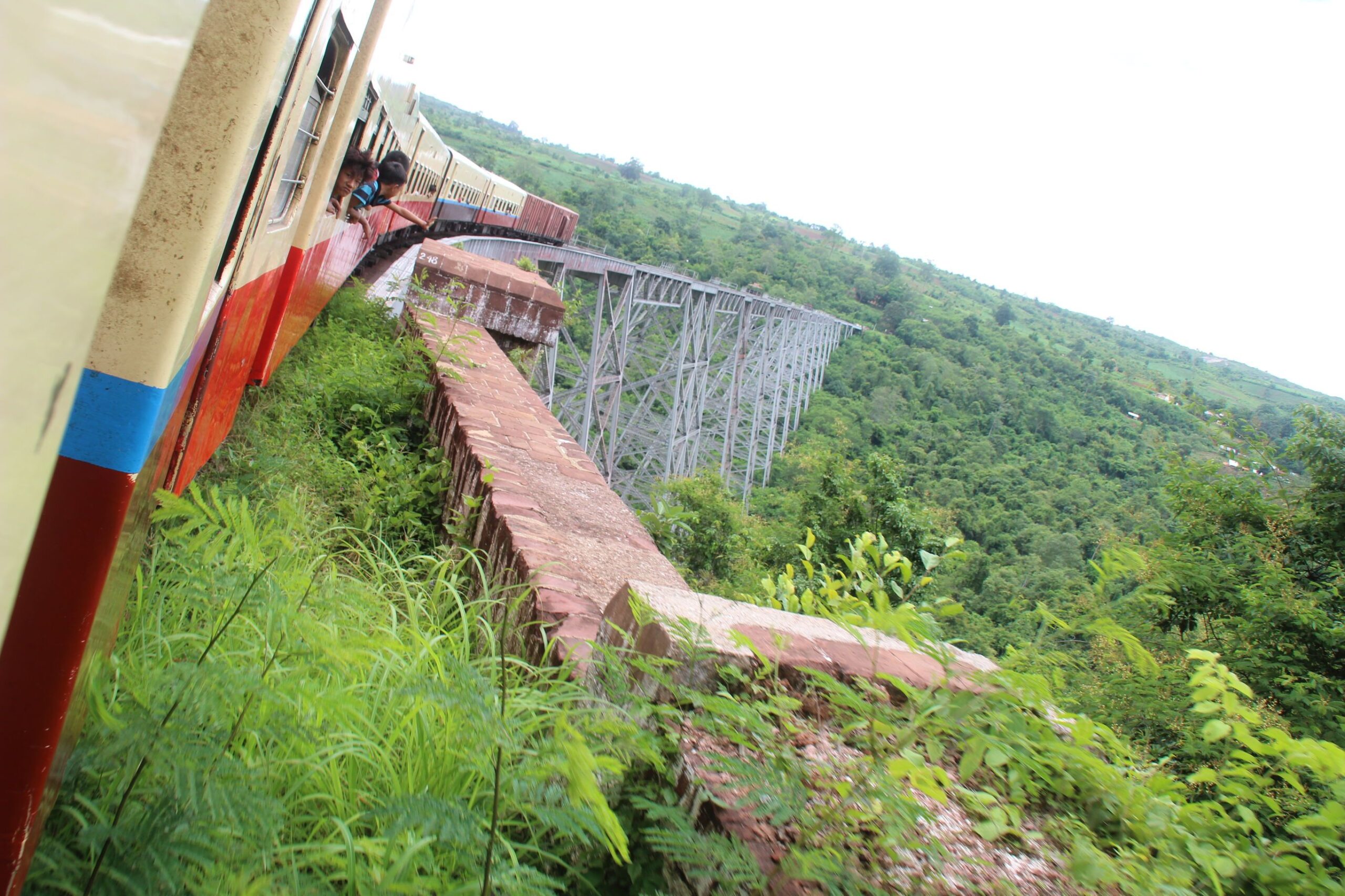 Heel Myanmar overland